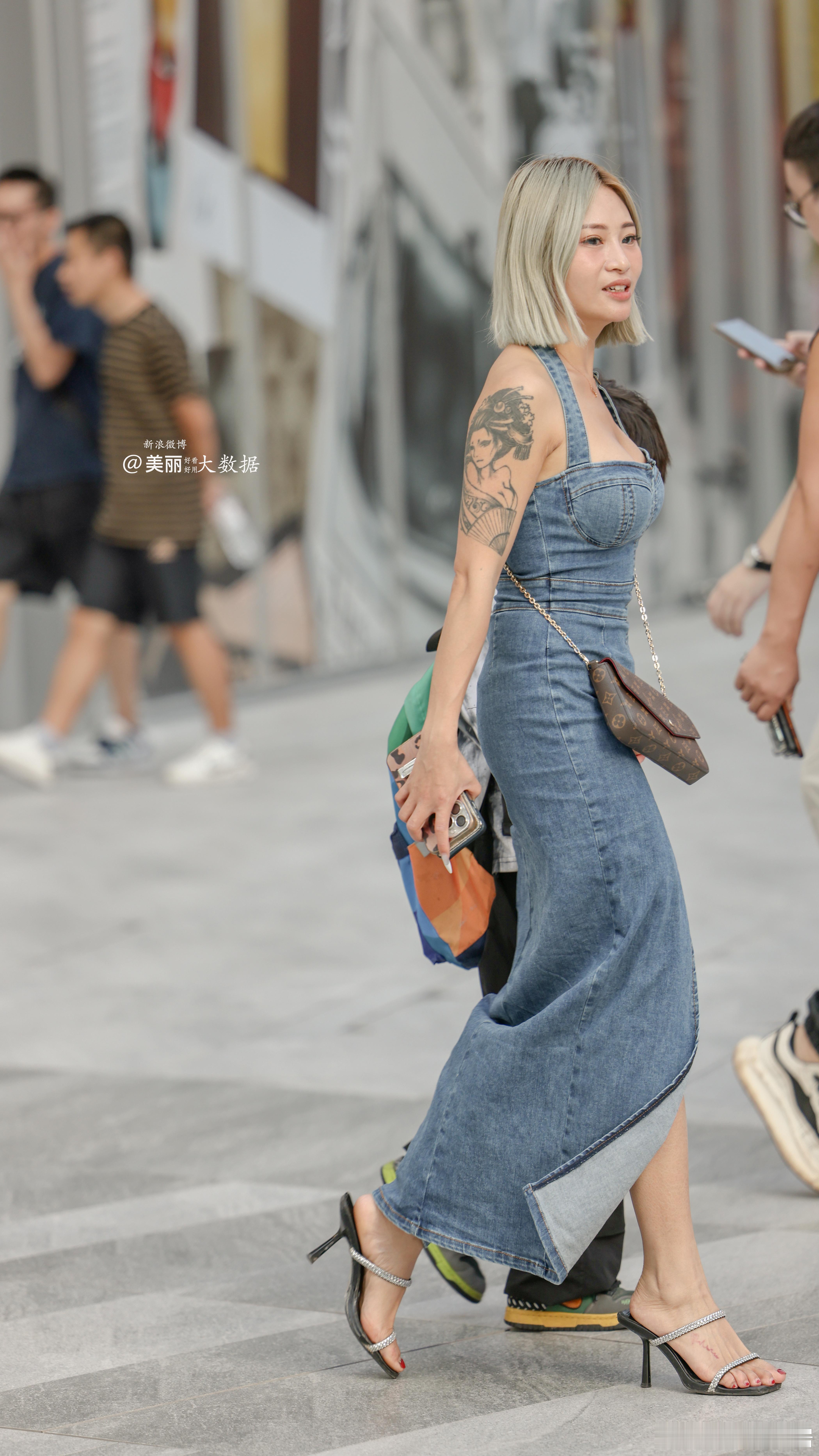。。牛仔裙搭配高跟鞋,谁说做不到?👗👠