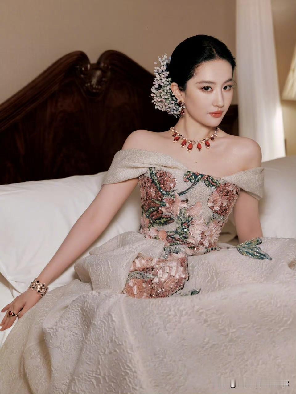 刘亦菲这次把宝格丽整不会了！Vogue盛典上，她戴着价值上亿的红宝石项链，结