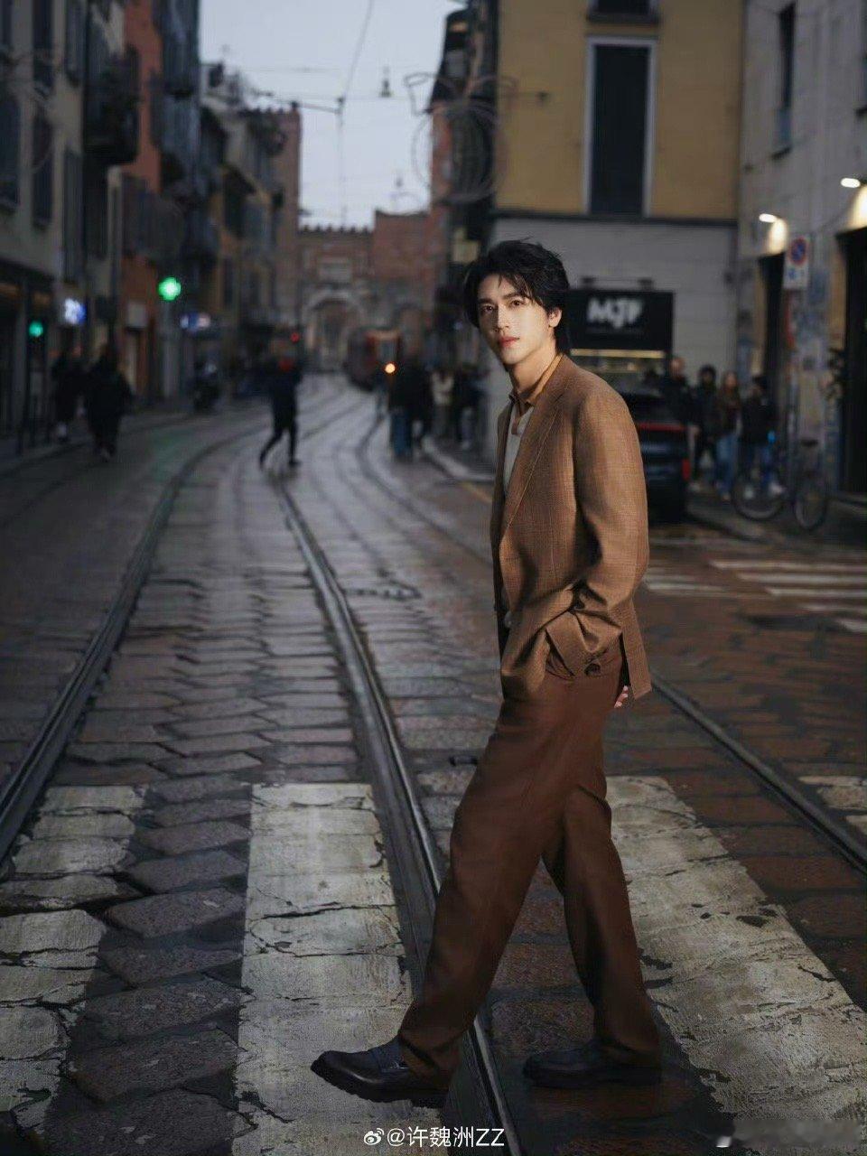许魏洲第一章逃离家族的少爷这哪是街拍，分明是“在逃少爷”的视觉文学！许魏洲的状