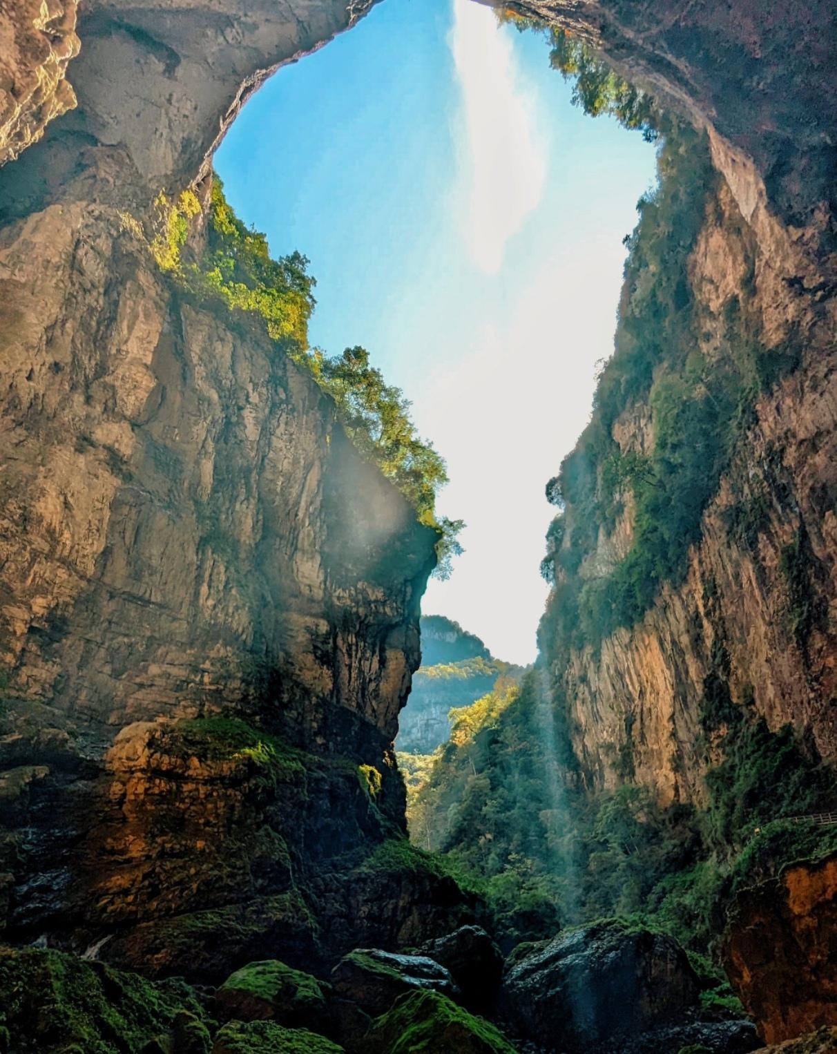 藏在秦巴山水间的汉中，是被时光偏爱的秘境。天坑洞天漏下细碎日光，岩壁苍苔凝着千