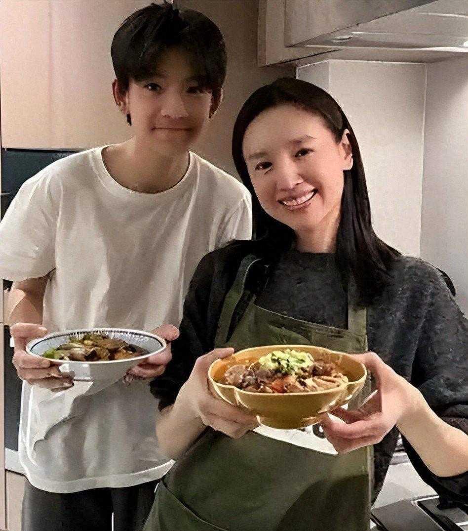 儿子搬去潘粤明处，董洁坦言心情愉悦状态好董洁坦言感谢前夫潘粤明，儿子搬到潘粤明