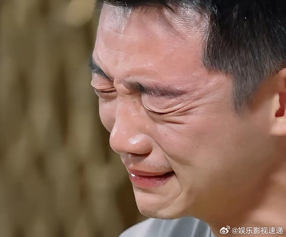 郑恺哭了，很多网友说：他估计也是压力太大，老婆又不出来工作，重点是岳母一家还住在