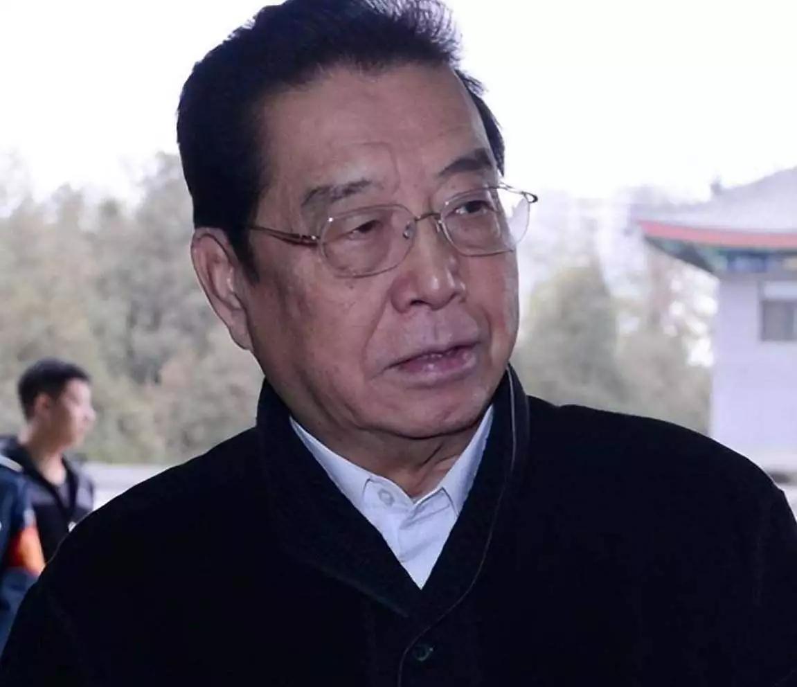 87岁李双江登台演出的一段视频，最近在网上传开，不少人看完心里五味杂陈。曾