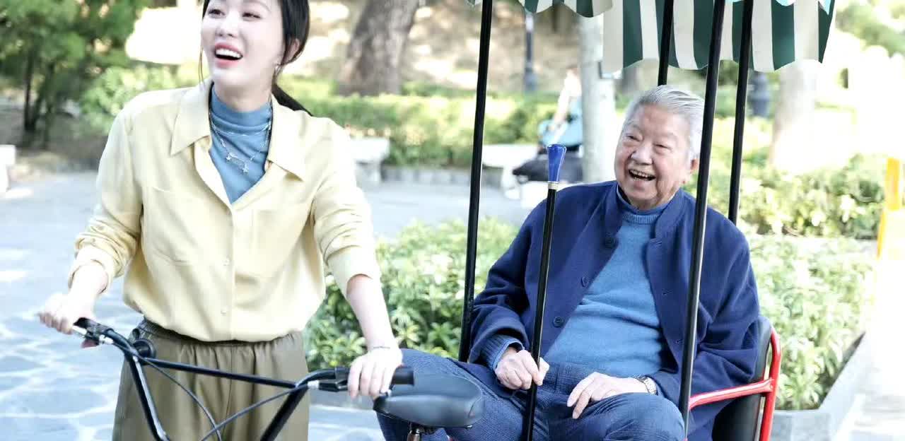 这是2022年王石老婆田朴珺和蔡澜一起参加节目拍摄的照片！当时田朴珺骑着三轮车载