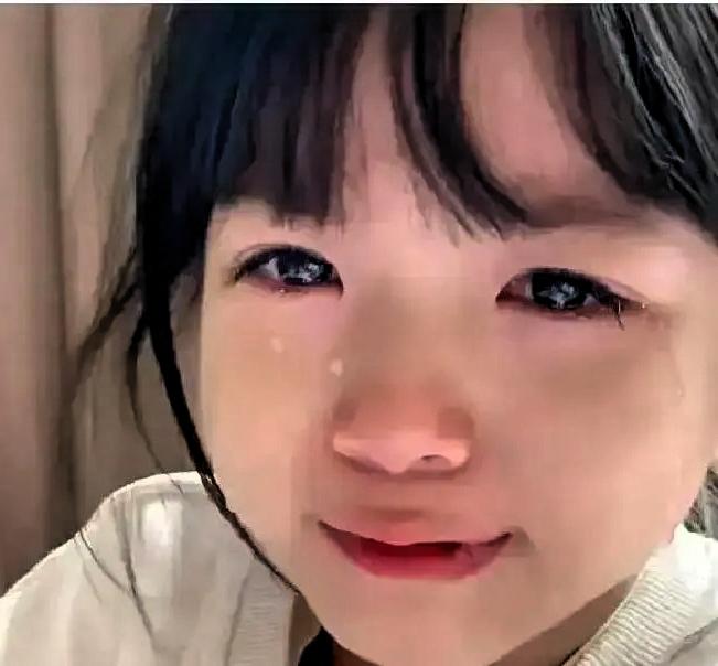 长沙市一个班主任正在办公室批评一个女孩。她问：