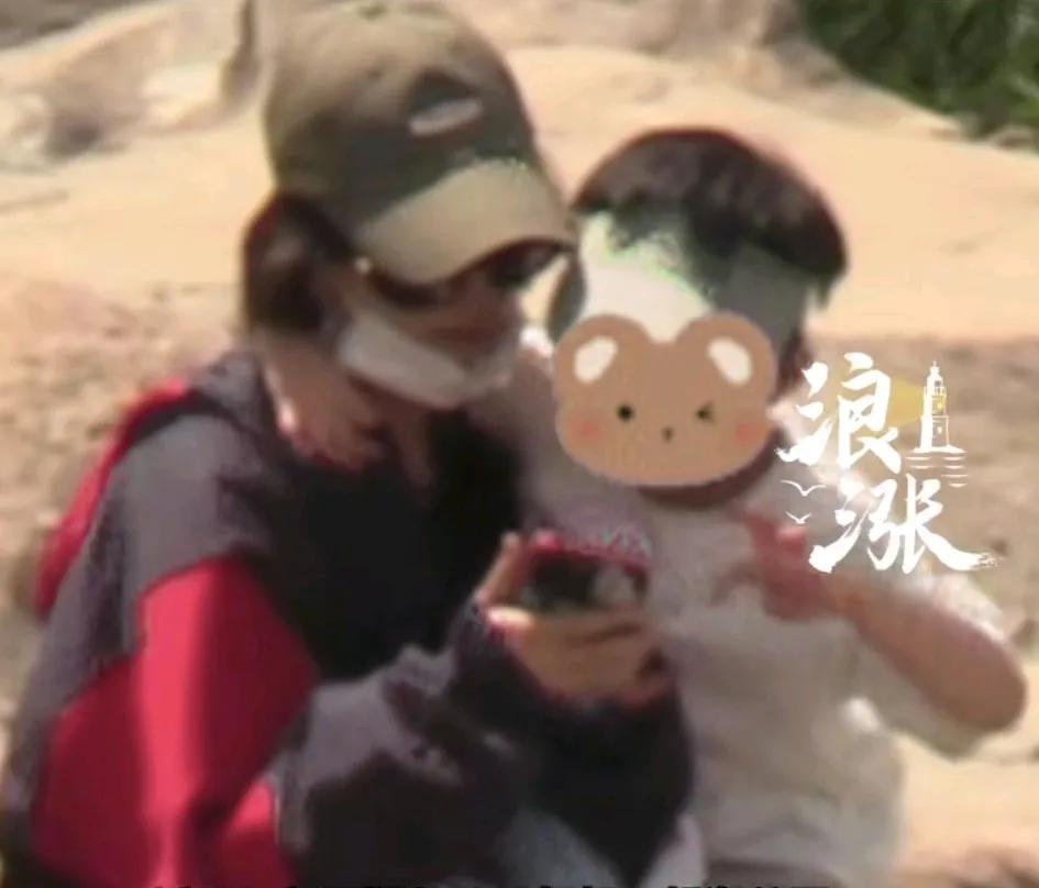快看，丽颖母子俩逛公园这画面，真的好温馨呀！在沙子里，娘俩一起看手机，