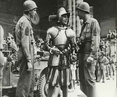 一张老照片，就这么直挺挺地杵在你面前。1944年，罗马，两个刚从枪林弹雨里爬出