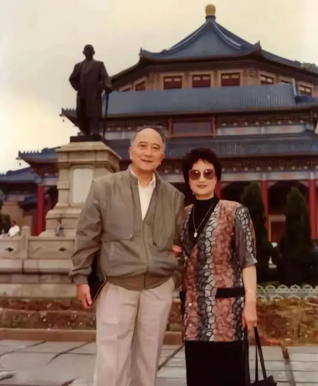 这两个老人，你如果还记得，你也是老人了。这位老先生曾主演电影《永不消逝的电波》、
