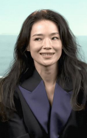 完全素颜出镜的舒淇，这形象是不是让你非常失望和惊诧？这样看，没有什么岁月不败美人