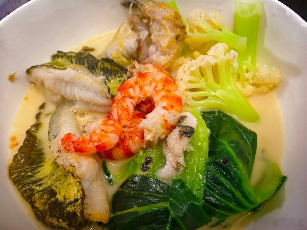 给儿子整了碗粉昂刺鱼直接取两个侧面，我们小时候叫金丝鱼片加两个鱼眼肉斑节虾配色