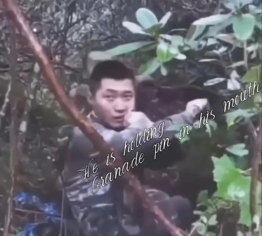 阿三公布了前几年某次对峙的画面。我军两名落单的边军战士被一群阿三包围，为了不被