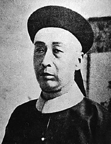 1889年，男子携洋姨太准备搭乘德国轮船，售票员蔑视地说：“头等舱票只能卖给你太