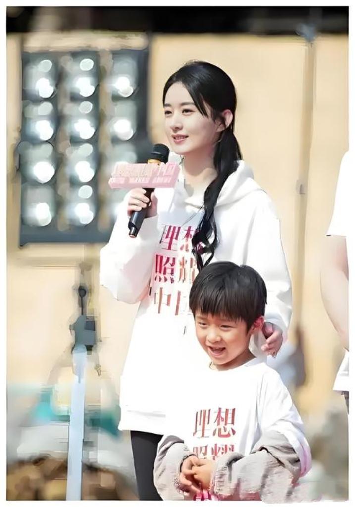 今日，赵丽颖带儿子想想出行画面引发热议。她发文恳请媒体：“妈妈”亦是人生重要角色