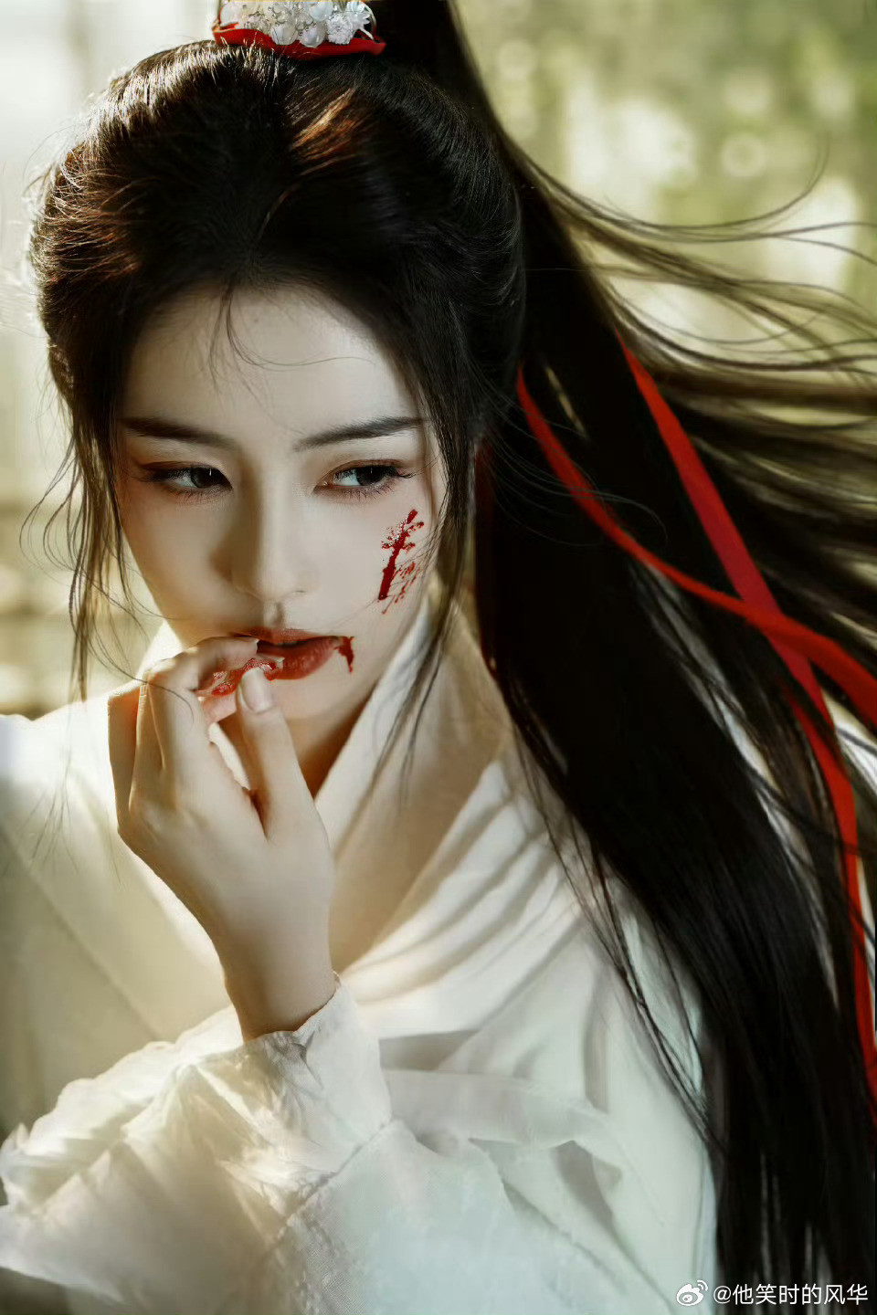 白鹿战损照清醒又狠绝谁懂这组战损照的杀伤力！白鹿眉眼清冷，眼底藏着克制与恨意，