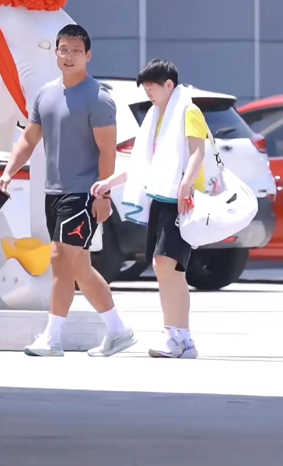 被可爱到了！莎莎打球后的小瞬间刷到以前的视频，看到莎莎和翔哥一起的画面，一