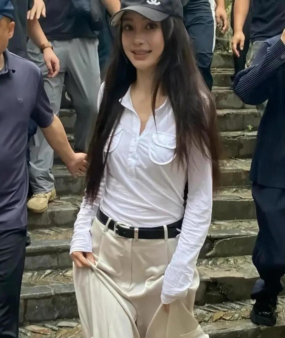 网友惊叹：刘晓庆颠覆了医美认知，细看原来是杨颖与刘晓庆的“撞脸”误会。这张