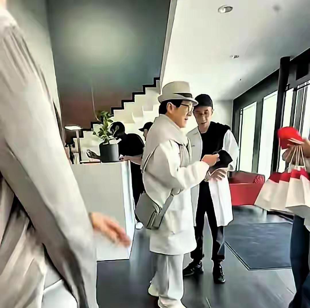 【71岁成龙带儿子现身瑞士街头！父子低调出行难掩岁月沉淀，网友：豪门气质藏不住】
