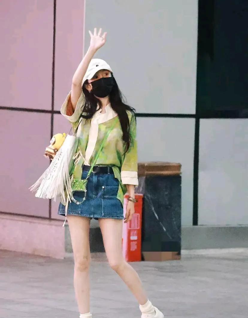 杨幂这套穿搭，很显白！这颜色在夏天看着清凉！不愧是带货女王。