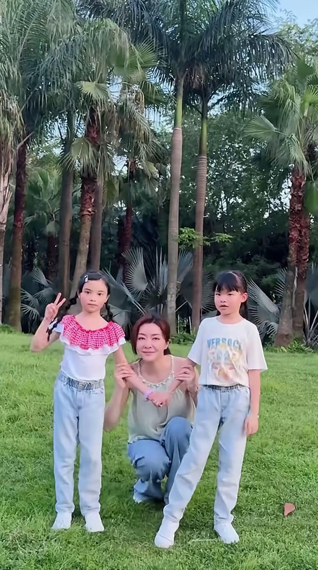 熊黛林和一对双胞胎女儿，看样子才7岁左右的年龄，感觉两个女儿的腿好长，长大后身材
