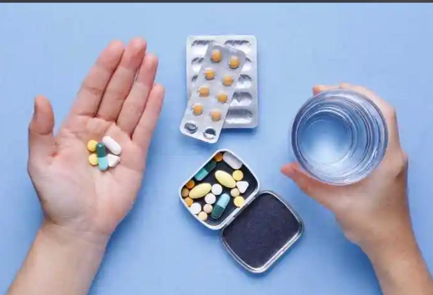 吃他汀不能喝牛奶？医生建议：不只是牛奶，这4物再爱也要管住嘴晚上吃完药，顺手倒