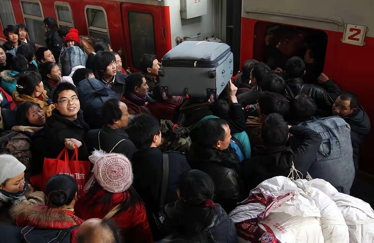 估计再过十年就没有春运了理由如下1、农村人口减少，越来越没年味了2、目前