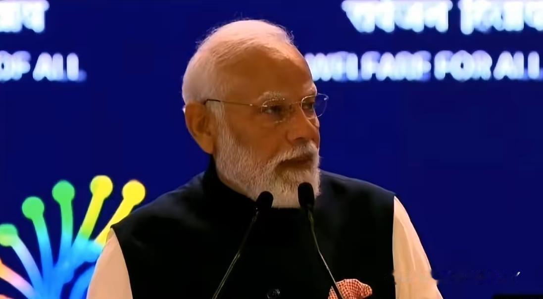 在印度新德里举办的AI影响力峰会上，莫迪发表了一番底气十足的讲话。他直言，外界对
