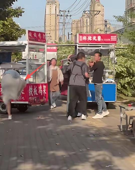 救命！这姐们儿是真的豁出去了！摆摊抢地盘，居然直接把内裤套人头上，男摊主当场气