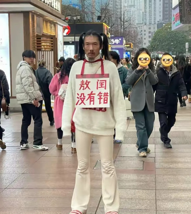 广东深圳，有一名女子跟朋友逛街，看到有一名男子把自己打扮成申公豹，一直站在街头发