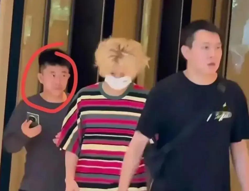 床照9处同款实锤！窗帘褶皱出卖了他。限量球鞋编号17，全球50双，鹿晗鞋柜里