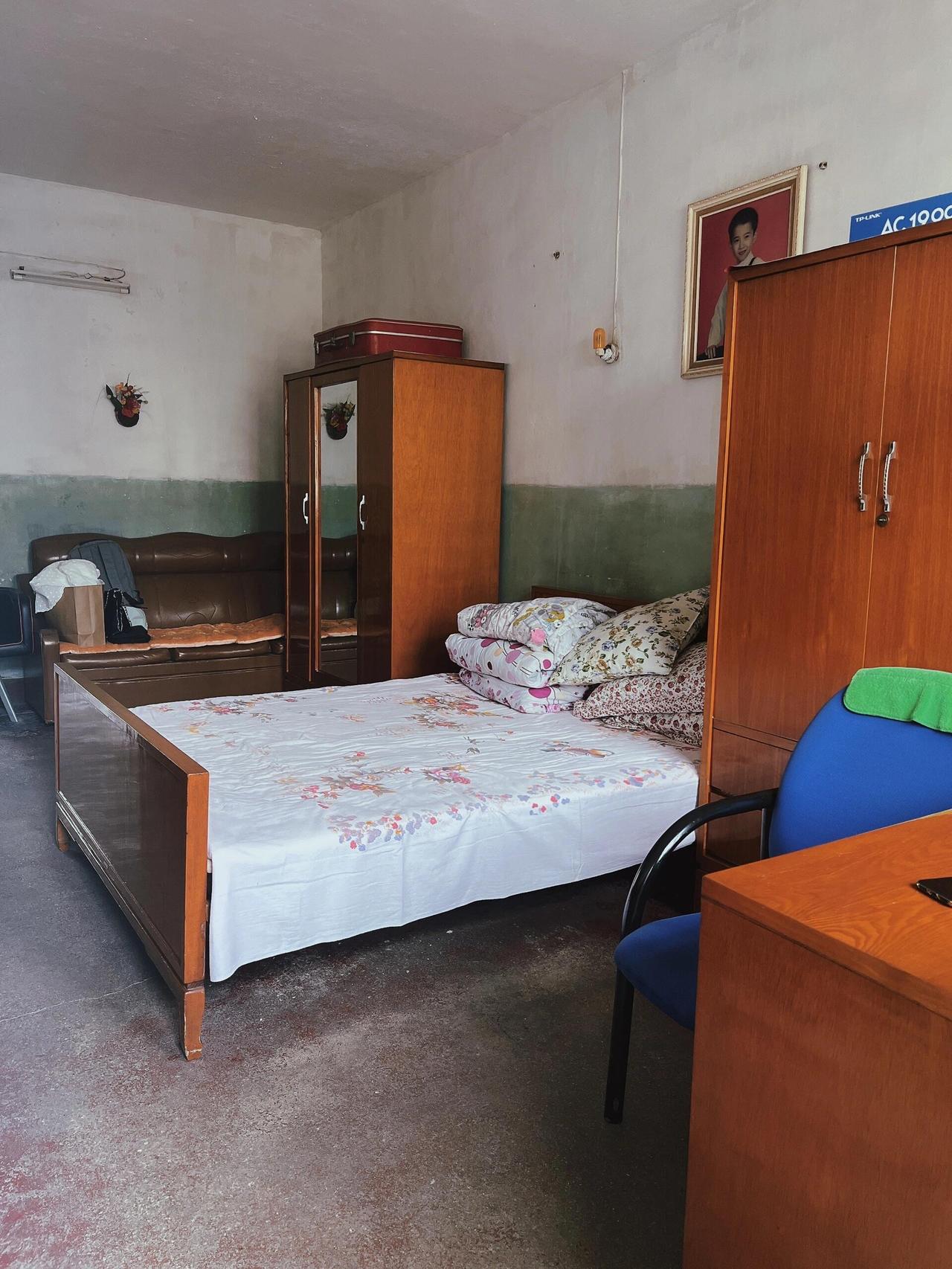 公婆的家，每次回去都像穿越了，公婆结婚到现在，住了30多年老房子，推开门的瞬间，
