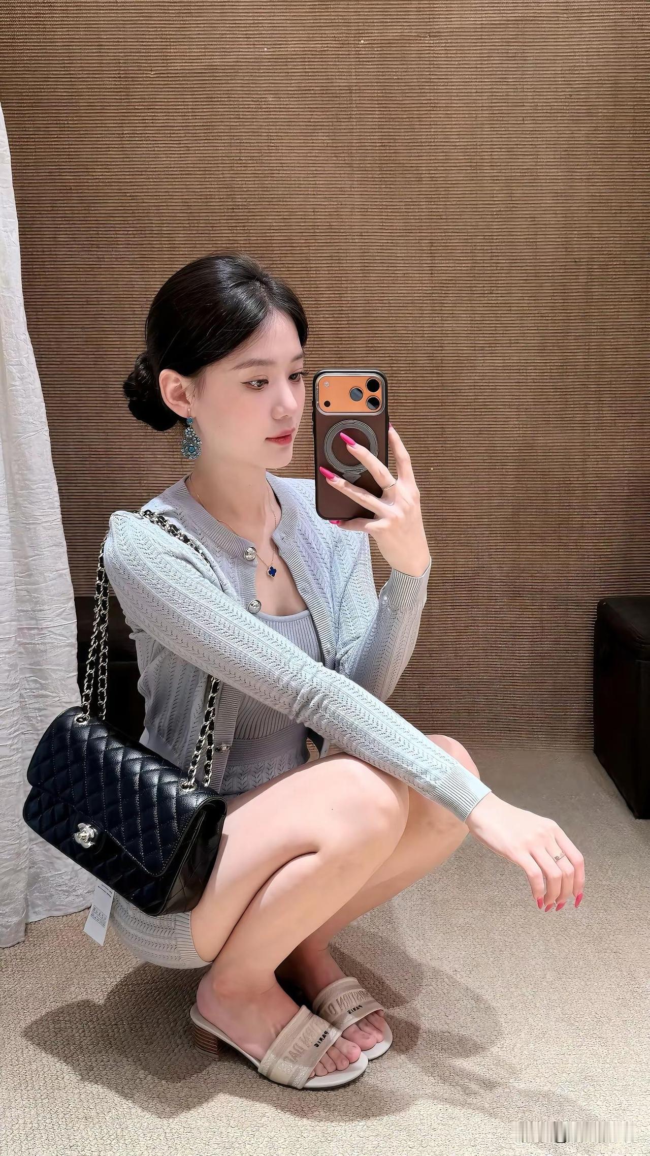 耶里夏丽的餐桌，藏着西域的热烈，烤物焦香，奶茶绵密，每一口浓郁是风味的搬运，更是