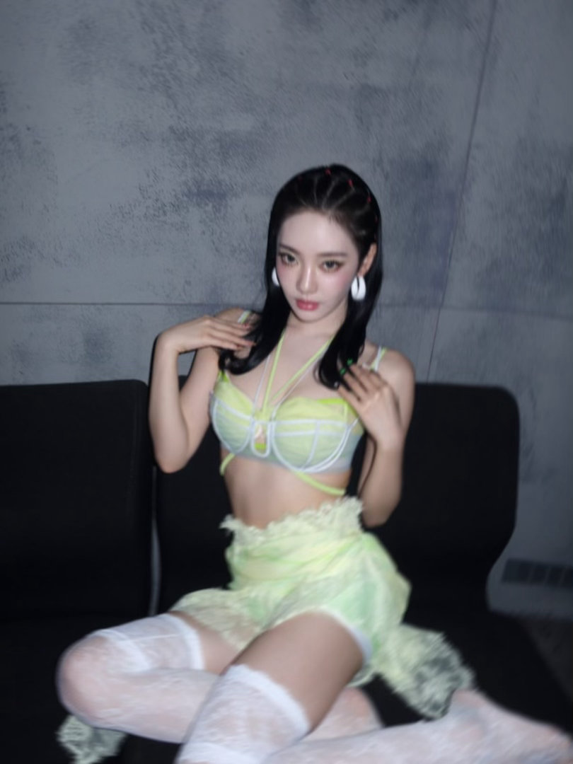 巴掌大的小脸蛋上两个闪闪大眼睛