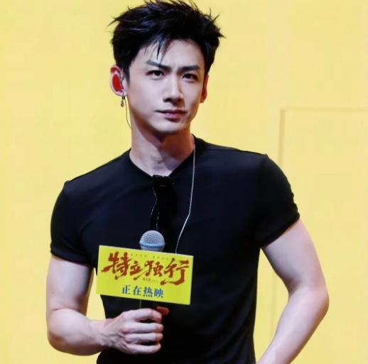 主持人问白敬亭:“你父母有催你娶妻生子吗？”白敬亭说:“这两年他们有暗戳戳地催