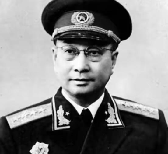 1952年夏，志愿军代司令陈赓回国，赶往丰泽园向毛主席汇报工作。恰好，毛主席正在