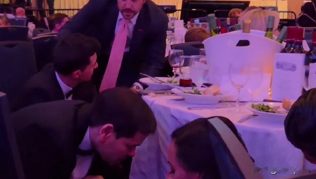 白宫晚宴闯入枪手之后，美国国务卿鲁比奥、财长贝森特都躲到了桌子下面。这些平时的大