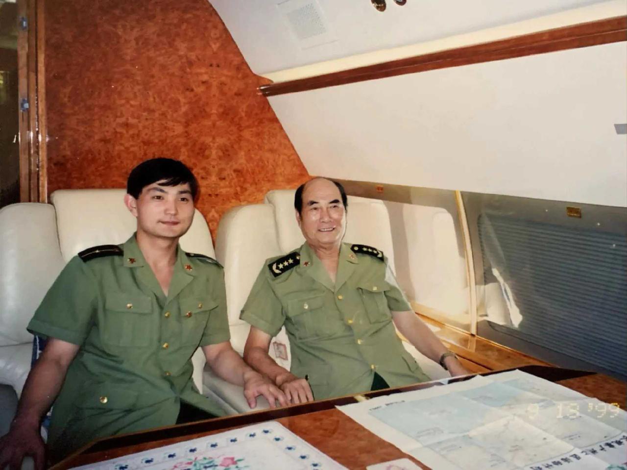 我敢打赌，100个人里，99个人都认不出右边这位！认出的都为高手中的高手！