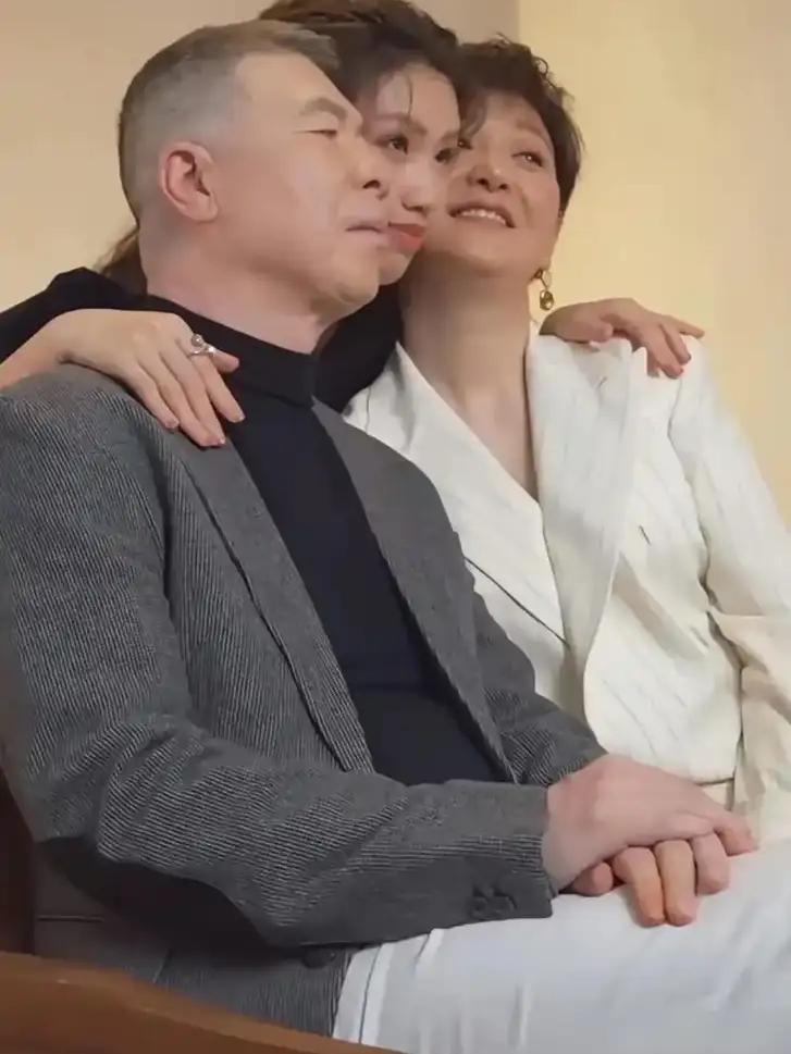 2000年，大导演冯小刚开着百万豪车，回家看妈妈。已经瘫痪了十几年的妈妈，看到儿
