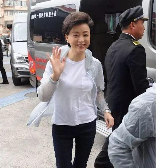 不愧是从国外回来的主持人，这颜值和气质比周涛都要好。素颜情况下，有一种成熟后端庄