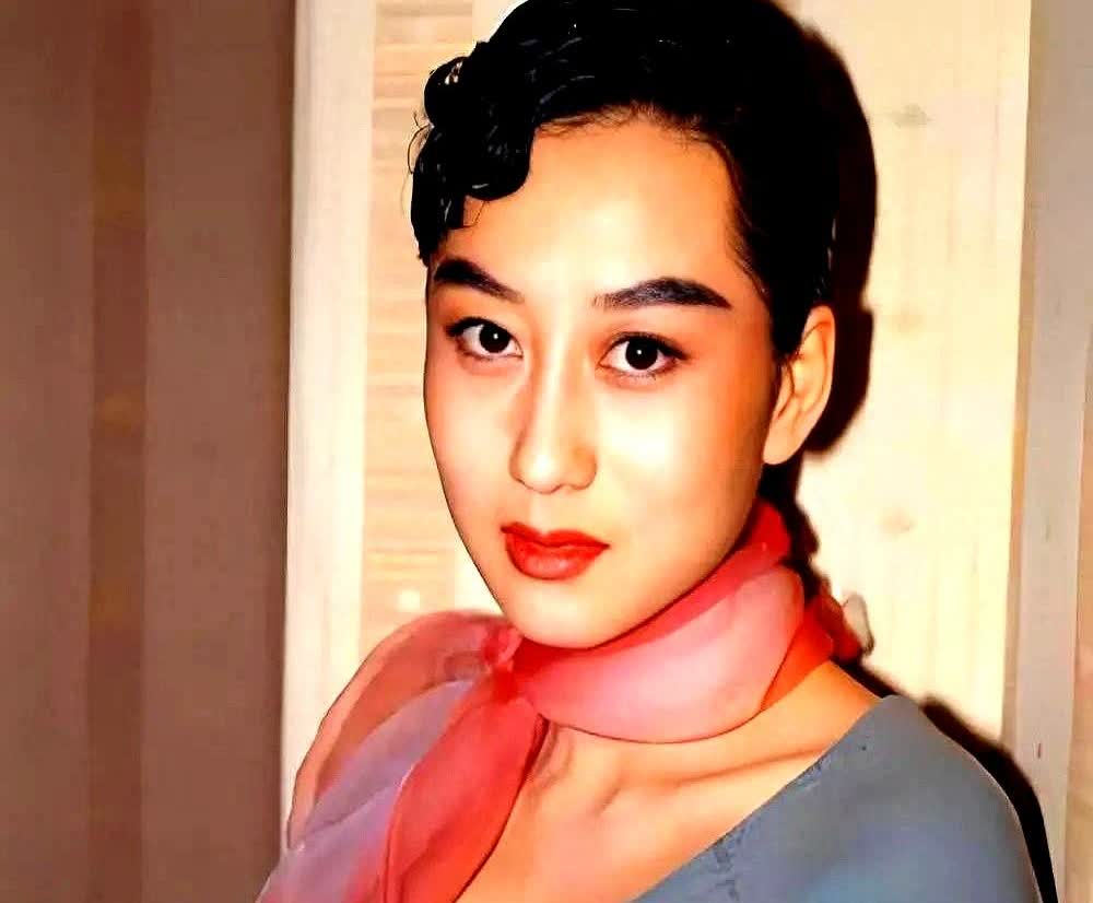 利智把全部筹码押在“回家”两个字上，结果两个女儿一个遁入空门一个抑郁成疾，这才是