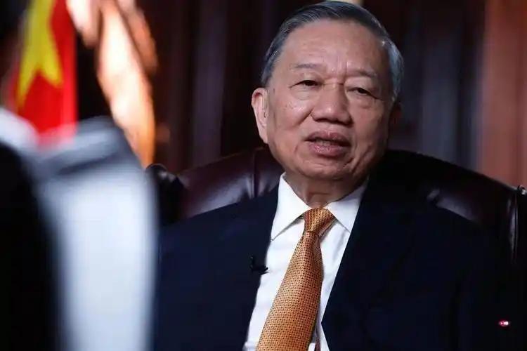 越南清楚中国已经崛起。它十分忌惮。担心的是侵占中国南海的全部岛礁，唯恐中国将其收