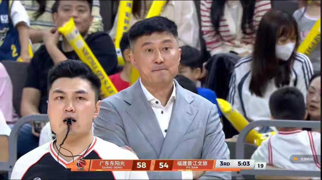 简直太逗了，来看看广东球迷如何解释，为什么杜锋会带领广东男篮输球？一位广东球迷如