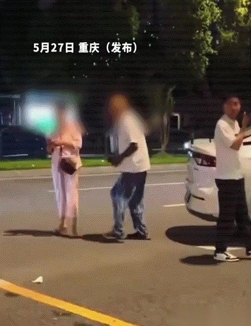 重庆街头，一对老夫妻，就为了一件小事，死死僵持了一个多小时。老太太一言不发，脸