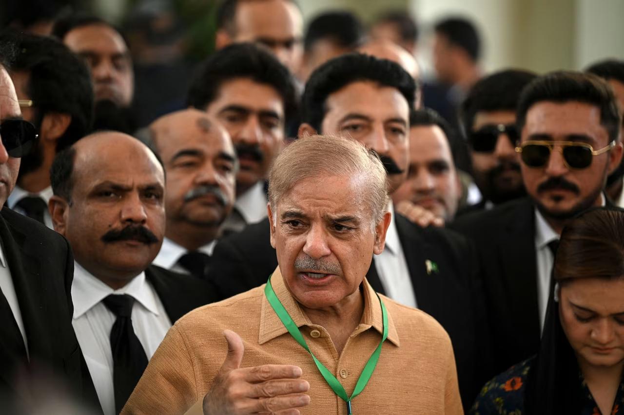 伊姆兰·汗生死不明，巴基斯坦总统急召总理回国，军方或将下场夺权？巴基斯坦总统扎