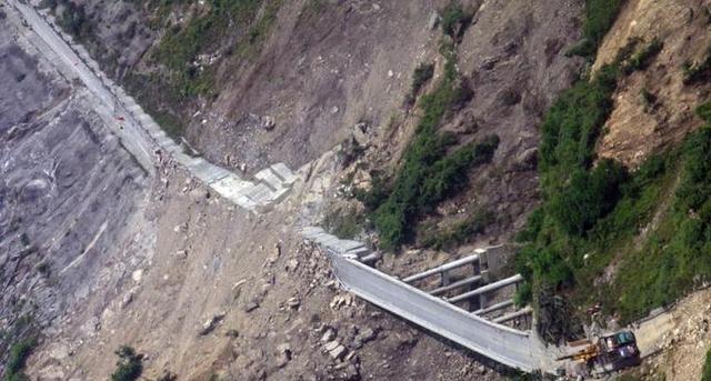 5月14日中午11点37分，茂县上空5000米，机舱门轰然打开。零下几十度的