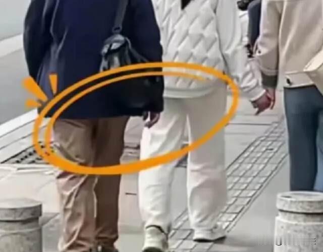 辽宁大连，一个74岁的老男人老不知耻，一大把年纪了还很风流，竟然对年轻女士下手。