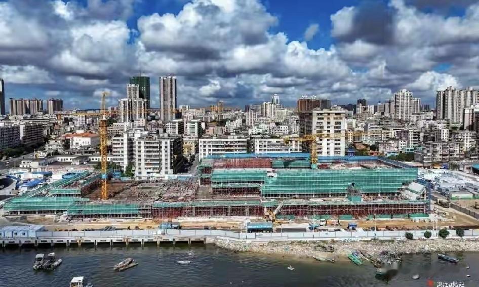 位于湛江市霞山区海边的“湛江海鲜美食之都水产品市场”项目工程正在热火朝天地建设。