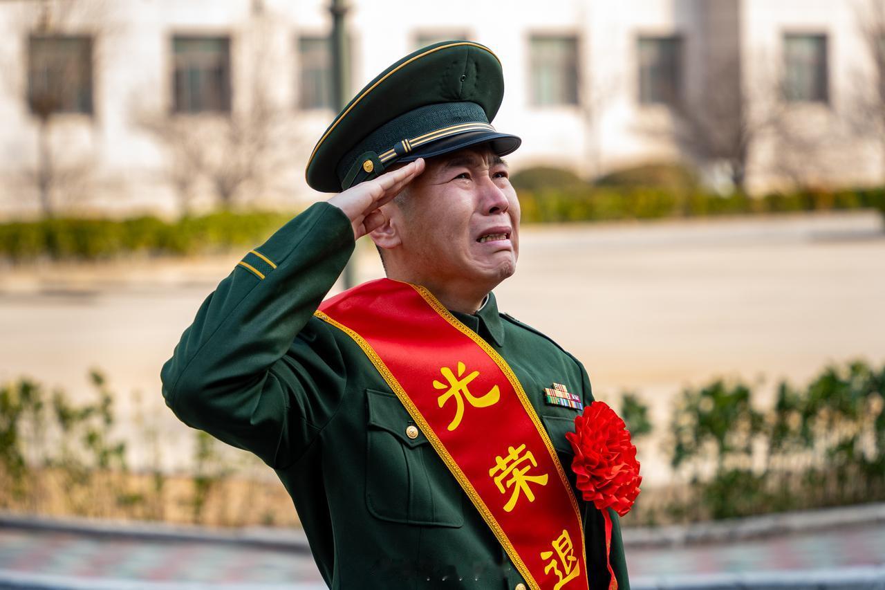 权威定论！退役军人敬礼算不算军礼？警察、保安敬礼和军礼有何本质区别在广大退