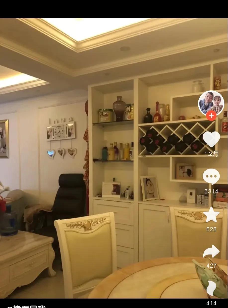 熊磊大方的晒她的婚房。至于别人怎么说都无所谓。反正房子就是自己住着。这里有