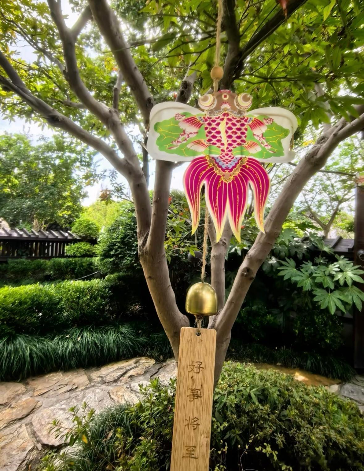 9月丁酉月，金走向纯化，火也转向更细致的熔炼。天王转入逆行，水星同时牵动天海冥，