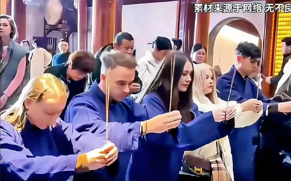 老外沉迷道教！上香比中国人都懂规矩！网友们都在操心菩萨们懂不懂外语？既然是